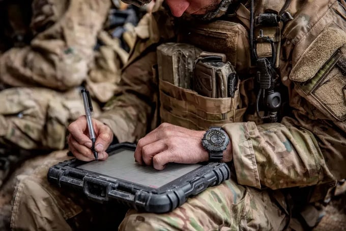 Comment les tablettes durcies Winmate optimisent les opérations militaires ? [Étude de cas]